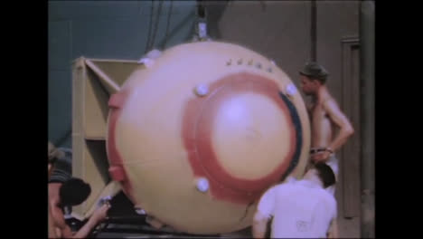 1945-Dicker-Mann-Und-Kleiner-Junge-Atombombenvorbereitungen-Auf-Tinian-Island-034