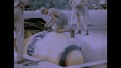 1945-Dicker-Mann-Und-Kleiner-Junge-Atombombenvorbereitungen-Auf-Tinian-Island-035