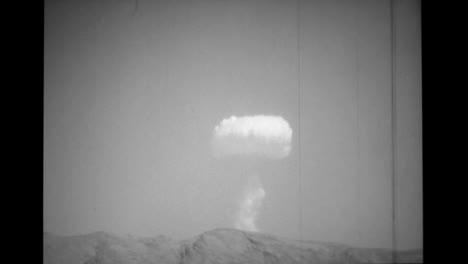 1950er-Jahre-Amerikanische-Atombombentests-Während-Der-Operation-Wüstenfelsenübungen
