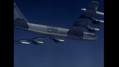 Archivclip-Eines-Amerikanischen-Bombers,-Der-Durch-Den-Klaren-Blauen-Himmel-Fliegt