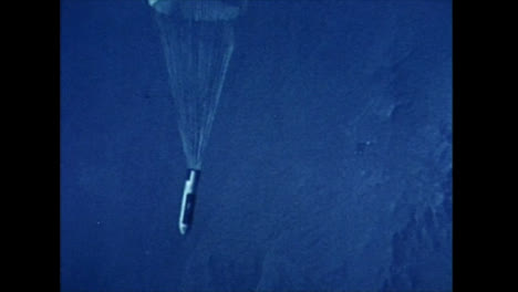 Archiv-Clip-Von-Wasserstoffbombe,-Die-Aus-Flugzeug-Fällt-Und-Fallschirm-Auslöst