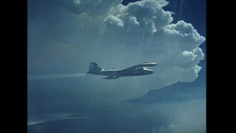 1958-Amerikanisches-Flugzeug-B-57b-Probenahme-Von-Wolken-Während-Des-Atomtests-Im-Bikini-Atoll