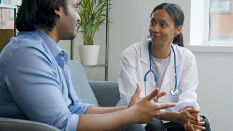 Zugänglicher-Arzt-Hat-Gespräch-Mit-Patient