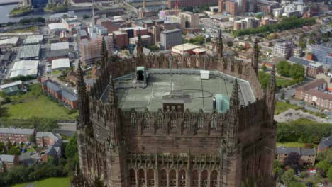 Drone-Shot-Elevándose-Sobre-La-Catedral-De-Liverpool-02