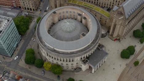 Drohnenschuss-Zieht-Sich-Von-Der-Manchester-Central-Library-Weg-01