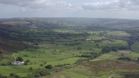 Drohnenschuss-Zieht-Sich-Von-Der-Skyline-Des-Peak-District-Weg-02