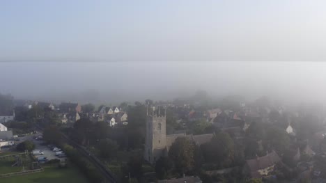 Drohnenschuss-Zieht-Sich-Im-Nebel-Von-Der-Islip-Kirche-Weg