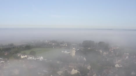 Drohnenschuss-Umkreist-Inselkirche-Im-Nebel-02