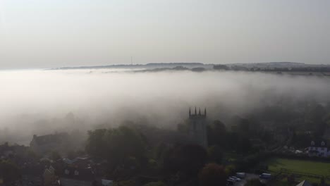 Drohnenschuss-Nähert-Sich-Inselkirche-Im-Nebel-02