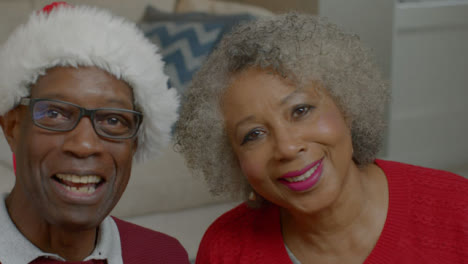 älteres-Paar-Reden-Und-Lachen-Während-Eines-Weihnachtsvideoanrufs