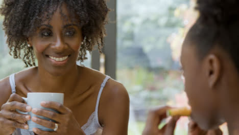 Madre-Sonriendo-A-Sus-Dos-Hijos-Durante-El-Desayuno-Familiar