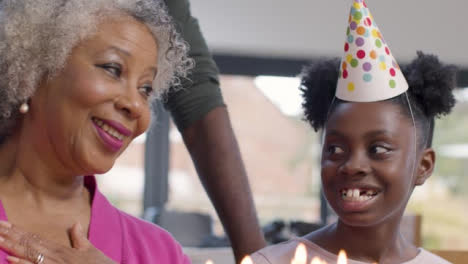 Familie-Singt-Alles-Gute-Zum-Geburtstag-Für-Ihren-älteren-Verwandten