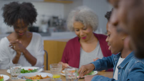 Familie-Redet-Und-Lacht-Beim-Gemeinsamen-Abendessen