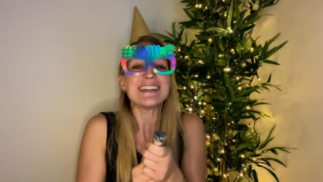 Junge-Frau-Auf-Videoanruf-Countdown-Zum-Neuen-Jahr-Und-Feiern-Mit-Einem-Party-Popper