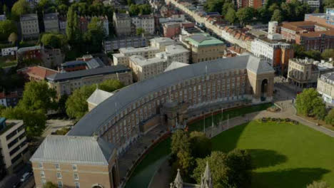 Drone-Shot-Alejándose-Del-Edificio-Del-Ayuntamiento-De-Bristol-02