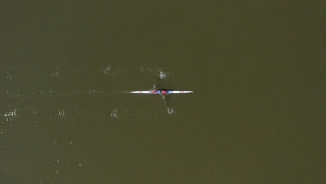 Drohnenschuss-Tracking-Kanu-Rudern-Entlang-Des-Flusses-Severn-03