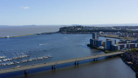 Drone-Shot-Acercándose-Al-Puente-Sobre-El-Río-Severn-01