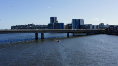 Drohnenschuss-Nähert-Sich-Brücke-Am-Fluss-Severn-04n