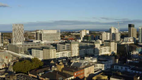 Drone-Shot-Moviéndose-A-Través-Del-Horizonte-De-La-Ciudad-De-Cardiff-01