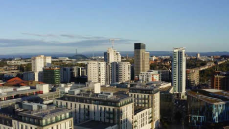 Drone-Shot-Orbitando-El-Horizonte-De-La-Ciudad-De-Cardiff-08