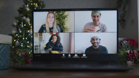 Nahaufnahme-Eines-4-Wege-Split-Screen-Gruppen-Videoanrufs-Zum-Thema-Weihnachten-Unter-Freunden-Auf-Dem-Laptop