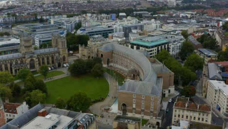 Drone-Shot-Orbitando-El-Edificio-Del-Ayuntamiento-De-Bristol-Versión-Corta-1-De-2