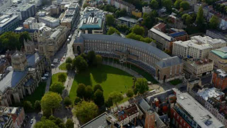 Drone-Shot-Acercándose-Al-Edificio-Del-Ayuntamiento-De-Bristol-En-Bristol-Versión-Corta-1-De-2