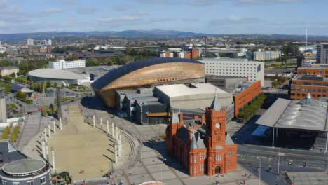 Drohnenschuss-Nähert-Sich-Der-Waterfront-Bay-In-Cardiff-Langfassung