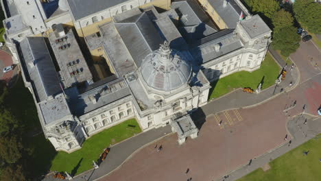 Drohnenschuss-Senkt-Sich-In-Richtung-Rathaus-Von-Cardiff