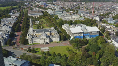 Drohnenschuss-Weg-Vom-Nationalmuseum-Cardiff-Und-Vom-Rathaus-01