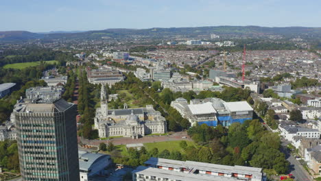 Drohnenschuss-Nähert-Sich-Dem-Nationalmuseum-Cardiff-Und-Dem-Rathaus