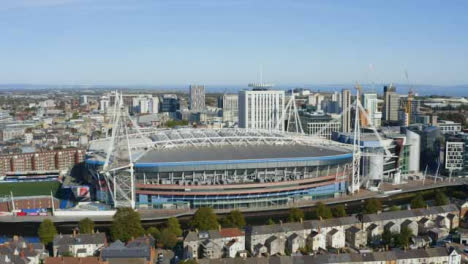 Drohnenschuss-Umkreist-Das-Stadion-Des-Fürstentums-Langfassung