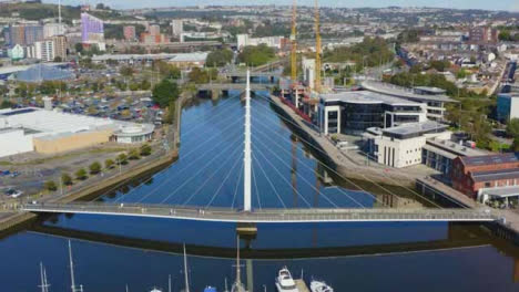 Drohnenschuss-Umkreist-Die-Segelbrücke-In-Swansea-02