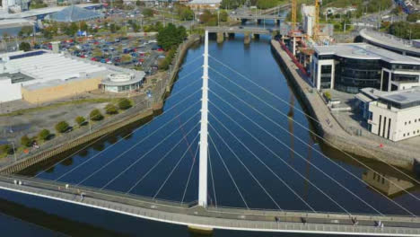 Drohnenschuss-Umkreist-Die-Segelbrücke-In-Swansea-04