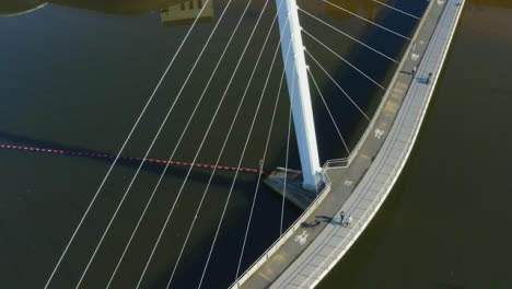 Drohnenschuss-Beim-Überqueren-Der-Segelbrücke-In-Swansea-01