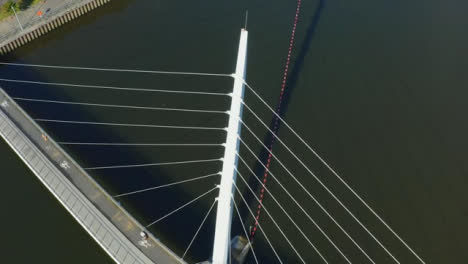 Drohnenschuss-Umkreist-Die-Segelbrücke-In-Swansea-06