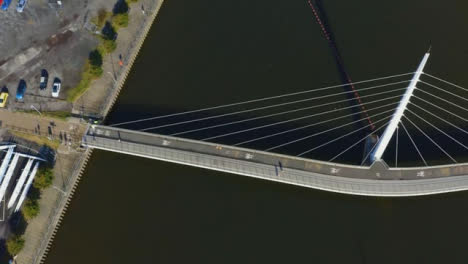 Drohnenaufnahme-Entlang-Der-Segelbrücke-In-Swansea-02