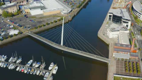 Drohnenschuss-Umkreist-Die-Segelbrücke-In-Swansea-07