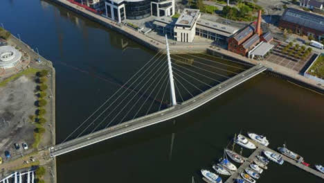 Drohnenschuss-Umkreist-Die-Segelbrücke-In-Swansea-08