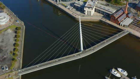 Drohnenschuss-Umkreist-Die-Segelbrücke-In-Swansea-09