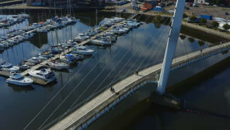 Drohnenschuss-Umkreist-Die-Segelbrücke-In-Swansea-13
