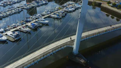 Drohnenschuss-Umkreist-Die-Segelbrücke-In-Swansea-14