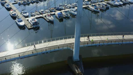 Drohnenschuss-Steigt-über-Der-Segelbrücke-In-Swansea-03