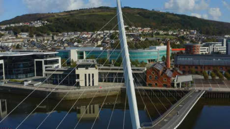 Drohnenschuss-Umkreist-Die-Segelbrücke-In-Swansea-20