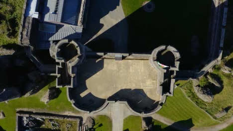 Drohnenschuss-Steigt-über-Caerphilly-Castle-Auf