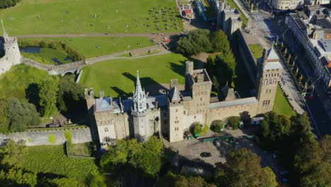 Drohnenschuss-Zieht-Sich-Von-Cardiff-Castle-In-Wales-Zurück