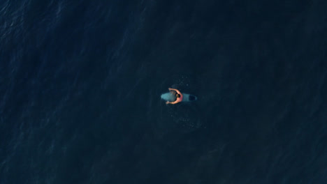 Drohnenschuss-Mit-Blick-Auf-Surfer-Im-Ozean,-Der-Auf-Welle-Wartet
