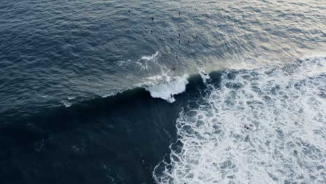 Drohnenschuss-Folgt-Surfer,-Der-Versucht,-Welle-Zu-Reiten