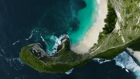 Drone-Shot-Ascending-Above-T-Rex-Bay-at-Nusa-Penida-Island-Beach