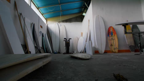 Tiro-De-ángulo-Bajo-Deslizante-De-Mano-Del-Taller-De-Tablas-De-Surf